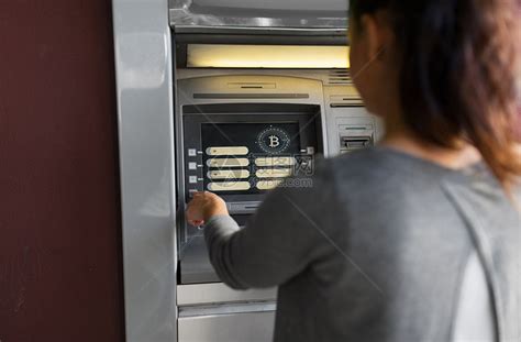 金融,加密货币技术妇女ATM机与比特币图标屏幕上女人ATM机与比特币图标屏幕上图片素材-正版创意图片300165816-摄图网