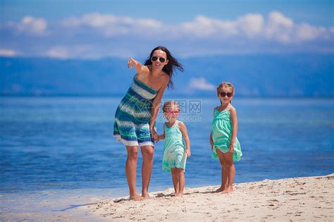 走在荒岛热带白色沙滩上的可爱小女孩和年轻母亲海岸线海岸幸福家庭乐趣妈妈异国假期情调女性高清图片下载-正版图片322080502-摄图网