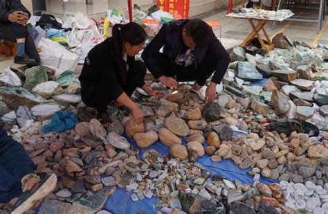 中国最大型的翡翠交易市场在哪里 翡翠毛料就在这买 - 冰种玻璃种翡翠手镯挂件A货_翡翠原石种水等级划分鉴定价格多少钱，国翠世家珠宝