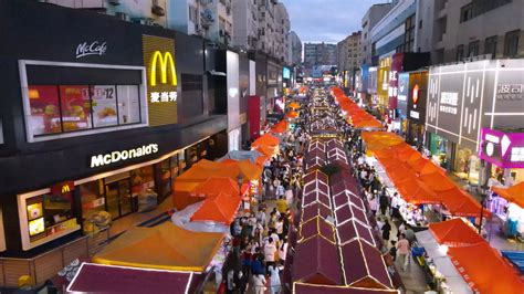 山东青岛：台东步行街夜市人气渐旺-人民图片网