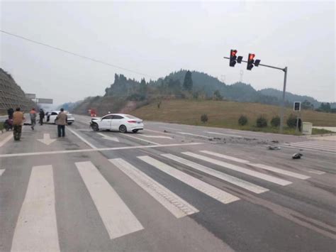 今天下午17点左右，蓬安县河舒镇安汉大道与顺蓬营十字路口 发生一起交通事故——-蓬安论坛-麻辣社区