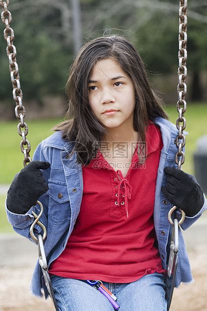 愤怒的悲伤的少女坐在秋千上坐着高清图片下载-正版图片320619577-摄图网