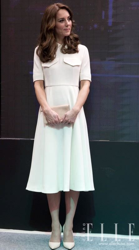 41岁凯特王妃公开演讲，被王子深情凝视，穿猩红西装“比拼”梅根__财经头条