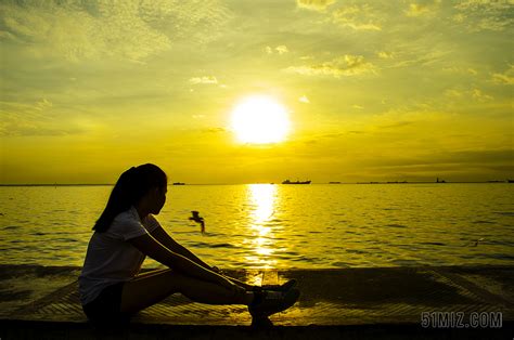 女孩 坐 日落 休息 放松 享受 太阳 日出 上午 侧影图片免费下载 - 觅知网