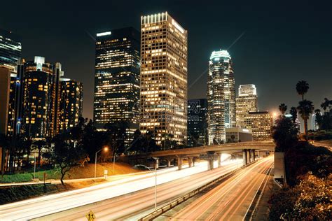 日落时分，无人机飞过洛杉矶市中心摩天大楼的高速公路视频素材_ID:VCG42N1293791759-VCG.COM