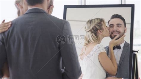 新娘在镜子前亲吻新郎高清图片下载-正版图片302604450-摄图网