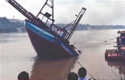宜宾千吨大船沉江翻沉瞬间被拍下 6名船员全部获救 - 航运在线资讯网