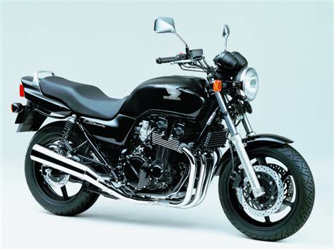 The Suzuki GS750 Is a Refined and Underrated Classic Bike