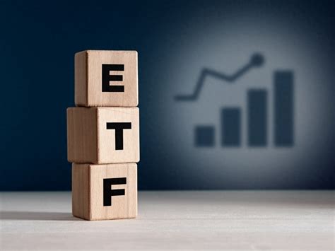 太火爆！千亿资金流入，ETF基金成2021年最大风口 近年来，不管是国内还是国外，ETF基金成当下的追逐风口，投资者可选择的范围越来越大，产品 ...