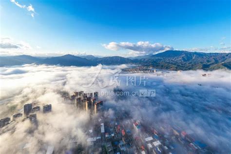 湖南蓝山：晨雾缭绕 美如仙境-人民图片网