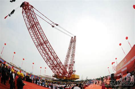 震撼！全球最大4000吨级履带式起重机这样吊装作业_凤凰网视频_凤凰网