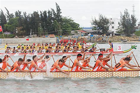 儋州海头镇村民龙舟赛过端午 数千名居民游客观看_凤凰海南
