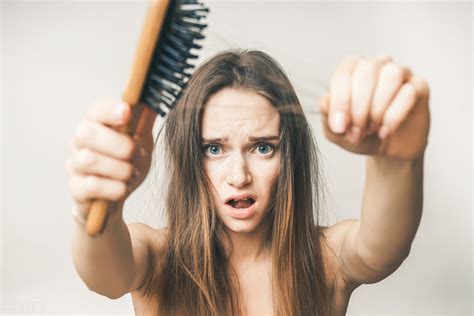 洗头发时掉二三十根正常么 掉发是怎么回事？|头发|时掉-知识百科-川北在线