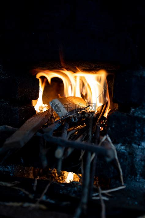 难忘那些年，在农村烧柴火做饭和烤红薯的时光，你还记得吗？