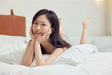 温柔趴着的女生头像