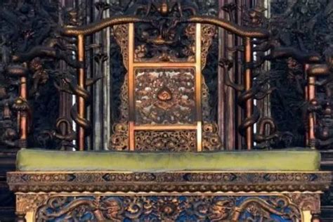 故宫的龙椅是什么材质做的？