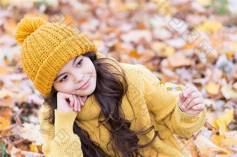 十月又到了体贴的小女孩在十月天收集落叶小-包图企业站
