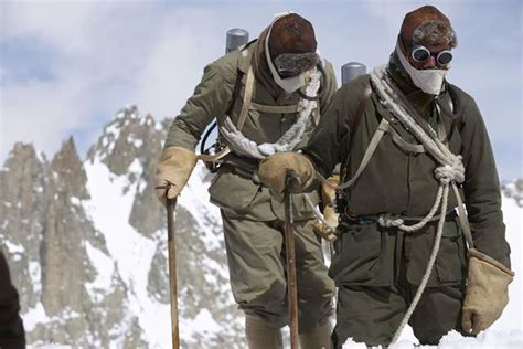 电影《攀登者》展现了登山队员之间并肩作战、生死与共的兄弟情与队友情-新闻资讯-高贝娱乐