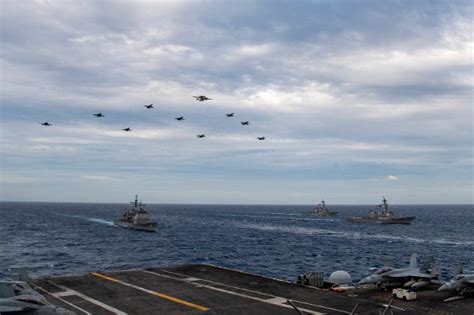 港媒：美国海军两个航空母舰打击群现身南海_凤凰网
