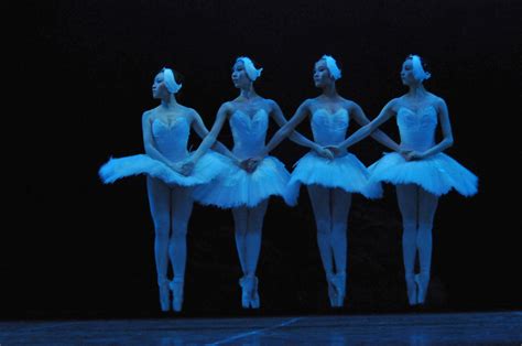 芭蕾舞女孩背景的舞蹈主题PPT模板 - PPT下载网