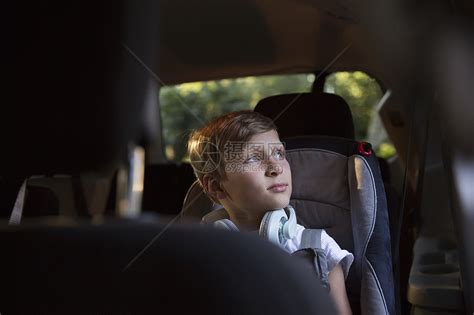 坐在车后座的男孩看向窗外高清图片下载-正版图片501853385-摄图网