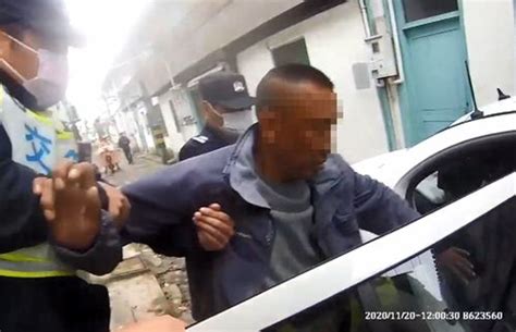 网曝杭州“特勤人员”围攻男子警察围观 官方称打人者实为保安|男子|平民_凤凰资讯