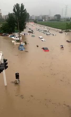 湖北遭遇特大暴雨！多地严重内涝、路面塌陷、车辆被淹_凤凰网视频_凤凰网
