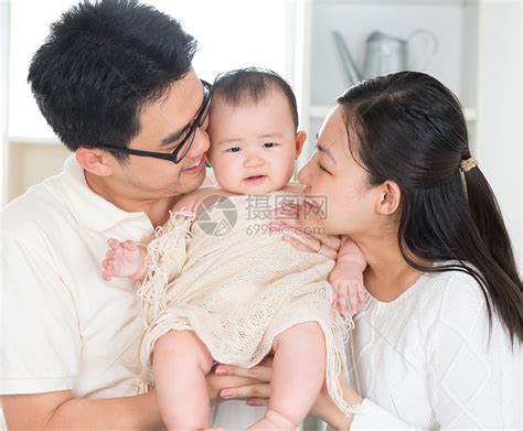 抚养婴儿的夫妻高清图片下载-正版图片502207048-摄图网