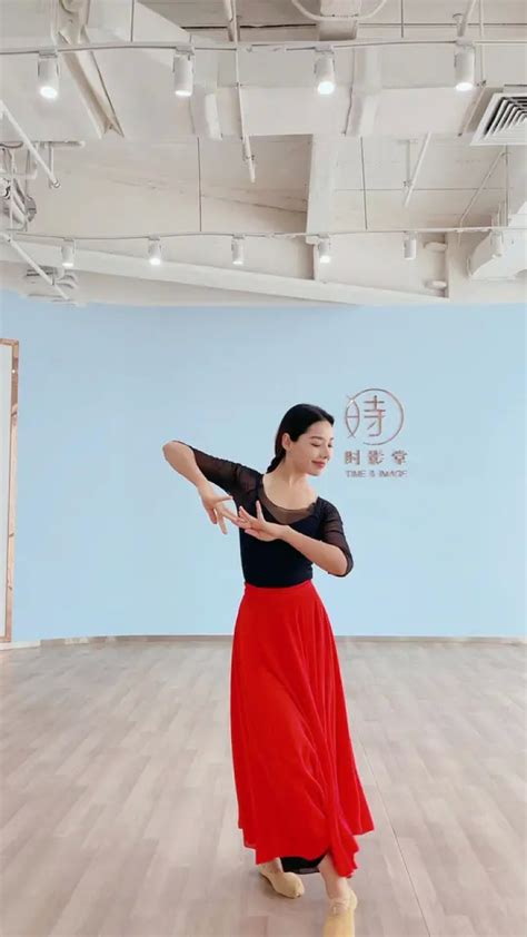 维吾尔族舞【焰】新疆艺术学院舞蹈系《舞蹈世界20170217》-bilibili(B站)无水印视频解析——YIUIOS易柚斯