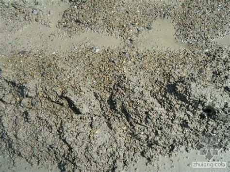地面做法中，40厚C20细石混凝土，表面撒1：1水泥沙子随打随抹光，其中表面撒1：1水泥沙子随打随抹光是否套