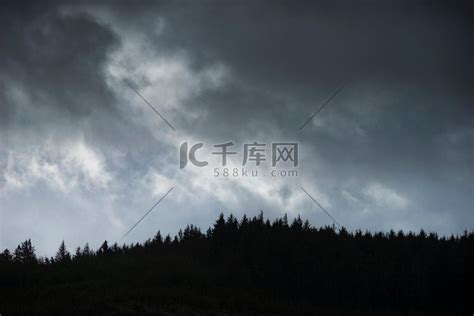 斯诺登尼亚风雨如磐的冬季天空下的松树岭景观图像天空阴云密布高清摄影大图-千库网