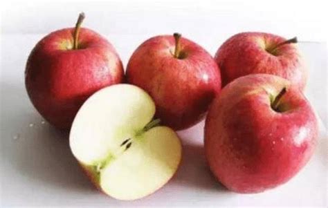 现在，我们来看看如果每天吃一个苹果半年后身体会发生哪些变化。