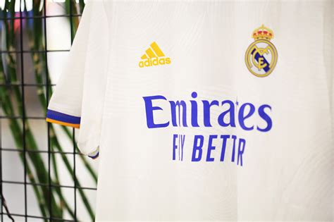 皇家马德里2023-24赛季主场球迷版球衣。