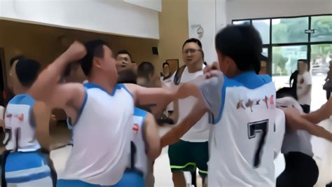 篮球赛现暴力冲突！初中球员追打3名裁判_凤凰网视频_凤凰网