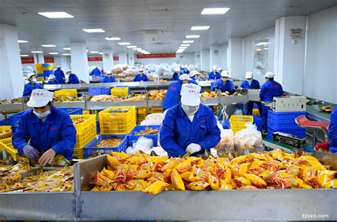 2020年12月18日，在广西柳州螺蛳粉产业园一家螺蛳粉企业，工人在外包装车间里忙碌。|ZZXXO