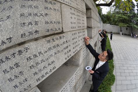 南京大屠杀遇难者名单墙开始描新_新华报业网