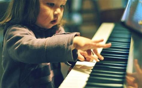 弹钢琴的小孩元素素材下载-正版素材401768957-摄图网