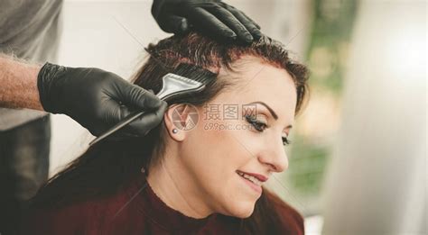 理发师为女客户染发高清图片下载-正版图片504385902-摄图网