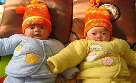 双胞胎出生时间相差几分钟，性格一个像妈一个像爸，和这个有关