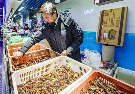 普吉岛街头食品店的新鲜龙虾高清图片下载-正版图片504219966-摄图网