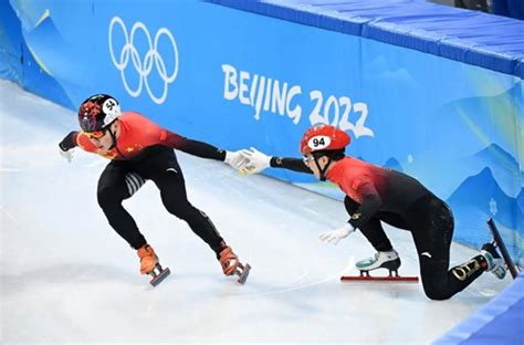 首金！短道速滑北京站男女混合2000米接力决赛，中国队力压韩国夺冠