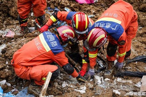 山体塌方挖掘机驾驶员被困，消防员徒手清障救出_凤凰网视频_凤凰网