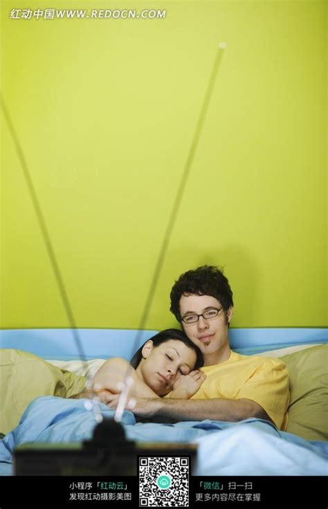 床上抱在一起的男女看电视图片免费下载_红动中国