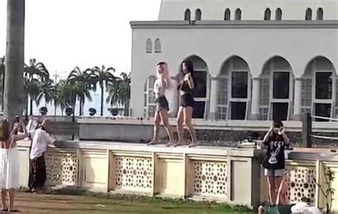 太丢人！中国女游客马来西亚清真寺门前跳抖音热舞_凤凰网旅游