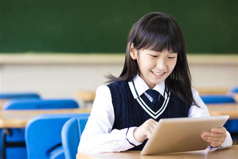 女老师教女孩使用平板电脑在线上课堂上课图片下载 - 觅知网