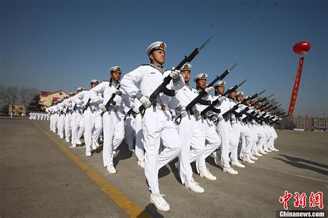 海军陆战队举行新兵授衔仪式，士兵们斗志昂扬！