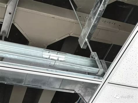 采用无吊杆龙骨安装的矿棉吸音板吊顶及其施工方法与流程_2
