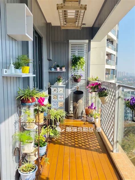 3平米的特小阳台，如何通过木阳台改造设计成为一家人温馨的小空间？_懒猫木阳台