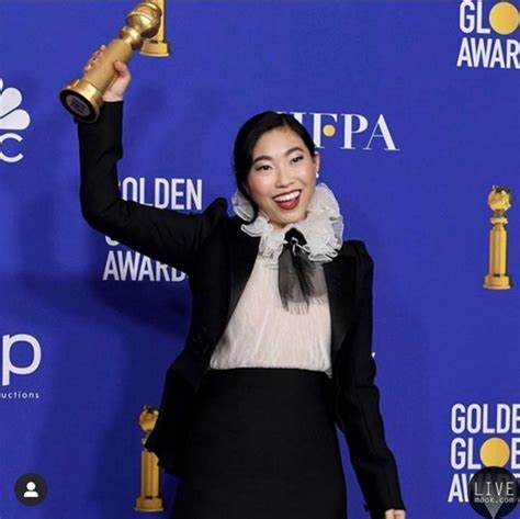 亚裔女星奥卡菲娜获金球奖，曾因声音低沉被人嘲笑_中部纵览