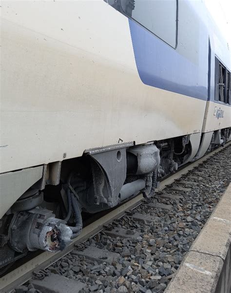 韩国发生高铁脱轨事故 现场曝光：车窗破碎 至少7人受伤 - 封面新闻